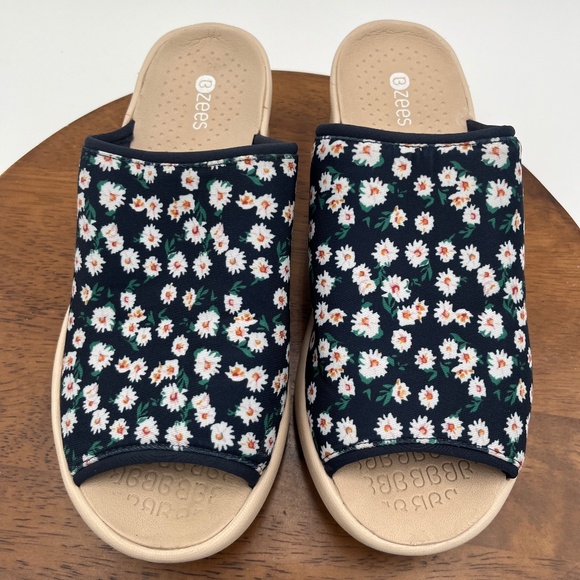 Bzees Shoes - BZees Womens size 8M Laurel Navy Daisy Floral Fabric Wedge Sandals